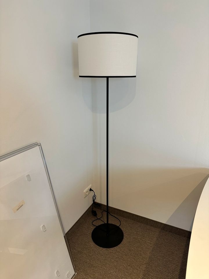 Stehlampe mit Leinenschirm - WESTWING in Grömitz