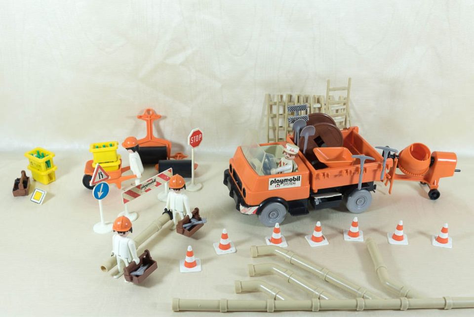 Playmobil Bauarbeiter Tiefbau Figuren mit LKW und viel Zubehör in Duisburg