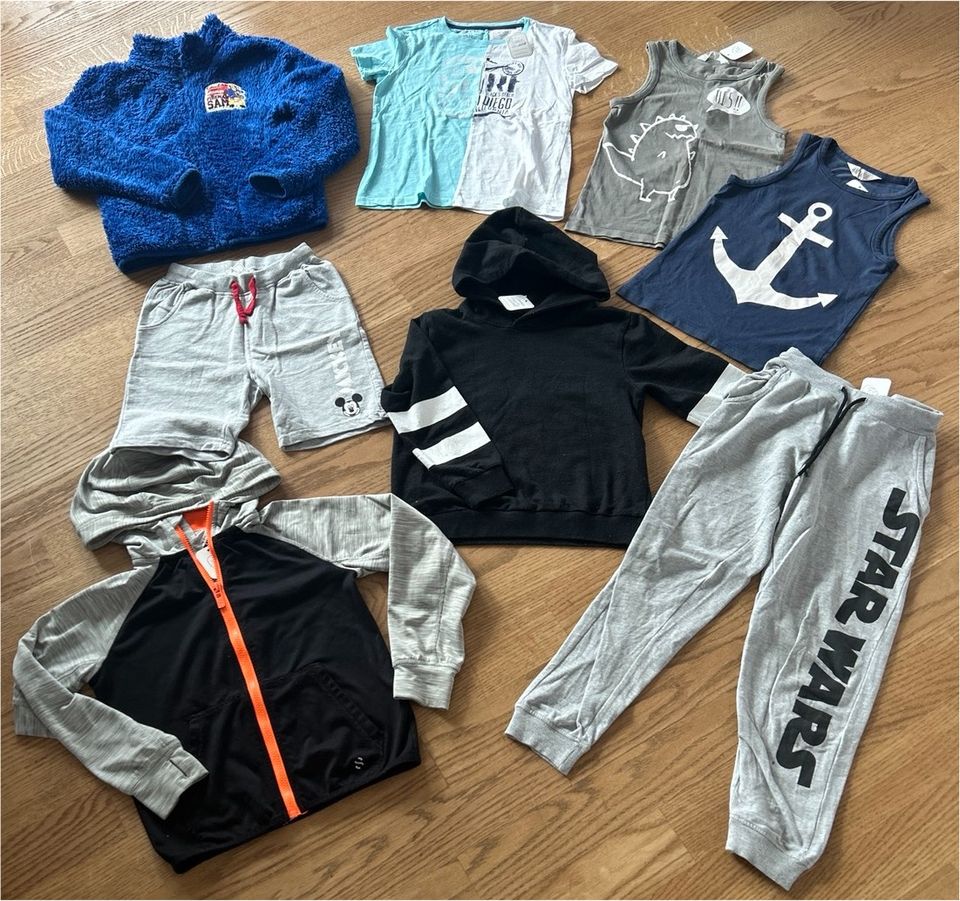 Bekleidungspaket Gr. 122/128 kurze Hose Jacke H&M Jogginghose T-S in Stockelsdorf