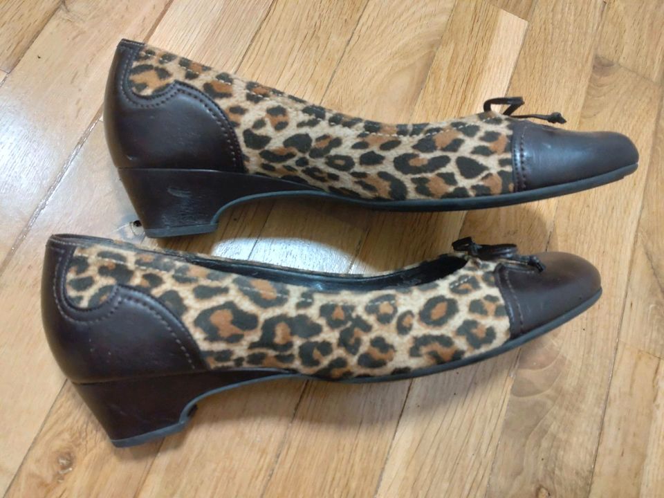 Ballerinas mit Leoprint und Absatz von Gabor in München