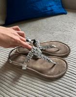 Schöne Sandalen gr. 40 L silber glitter Pantoletten new York zara Frankfurt am Main - Dornbusch Vorschau