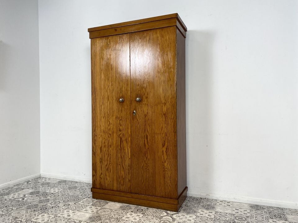 WMK Schlichter und sehr gut aufgeteilter antiker Kleiderschrank , vollholz, vermutlich Marke Eigenbau aus dem Kloster St. Gabriel # Schrank Wäscheschrank Schlafzimmerschrank Garderobe Wardrobe Vintage in Berlin