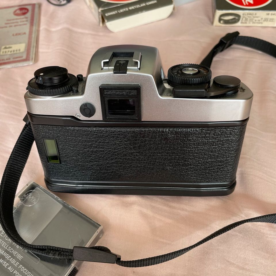 Leica R 4 mit Objektiv, Zubehör und Tasche in Berlin