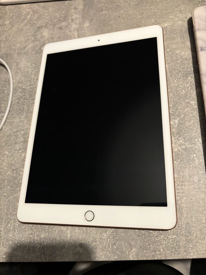 Apple iPad 7. Generation Rosé Gold 32 GB mit Hülle in Reichertshofen