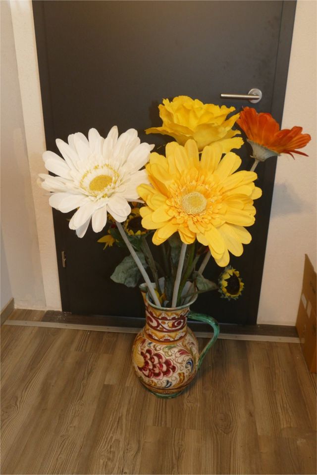 Bodenvase mit riesen Kunstblumen in Mindelheim
