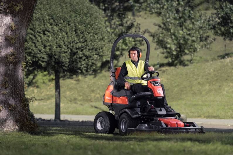 Husqvarna Rasentraktor P524X EFI Aufsitzmäher inkl. Mähdeck 122! in Iggensbach