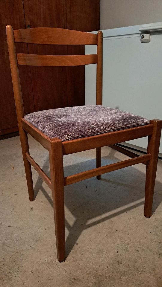 Tisch, ausziehbar + 4 Stühle in Weilrod 