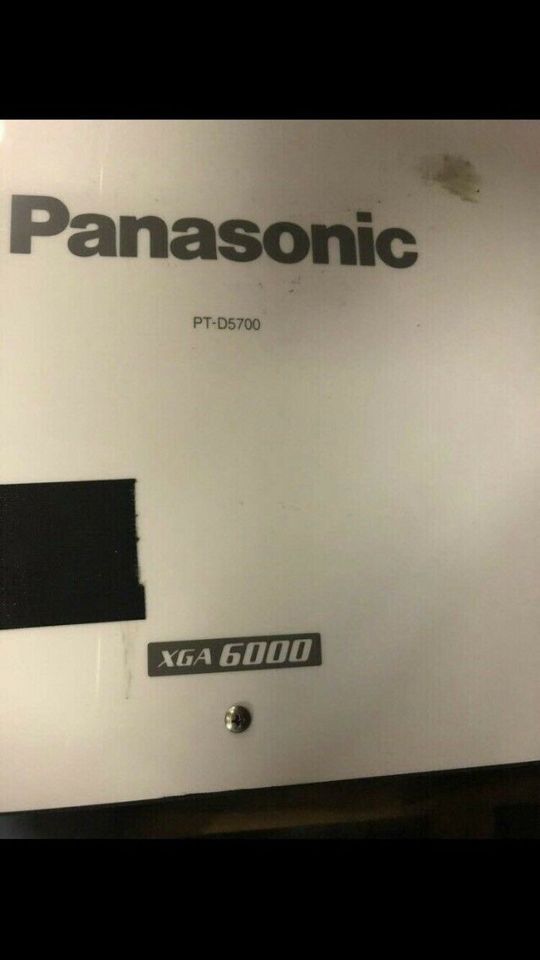 Panasonic XGA 6000 PT-D5700 Beamer TV in Troisdorf