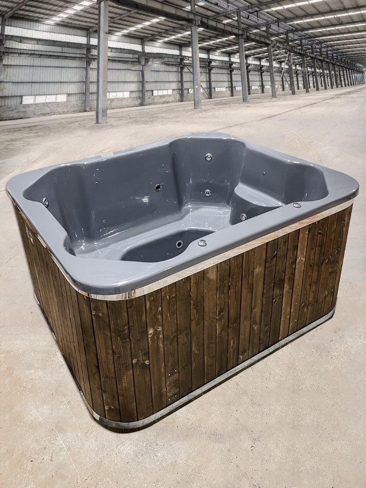 Hottub / Quadrat / Whirlpool / 202x172 / Badezuber Hot tub / Holz in Berlin