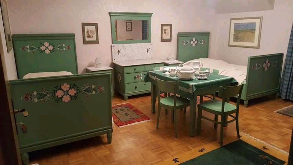 Antikes Schlafzimmer + Spiegelkommode + Tisch Stühle in Sarstedt