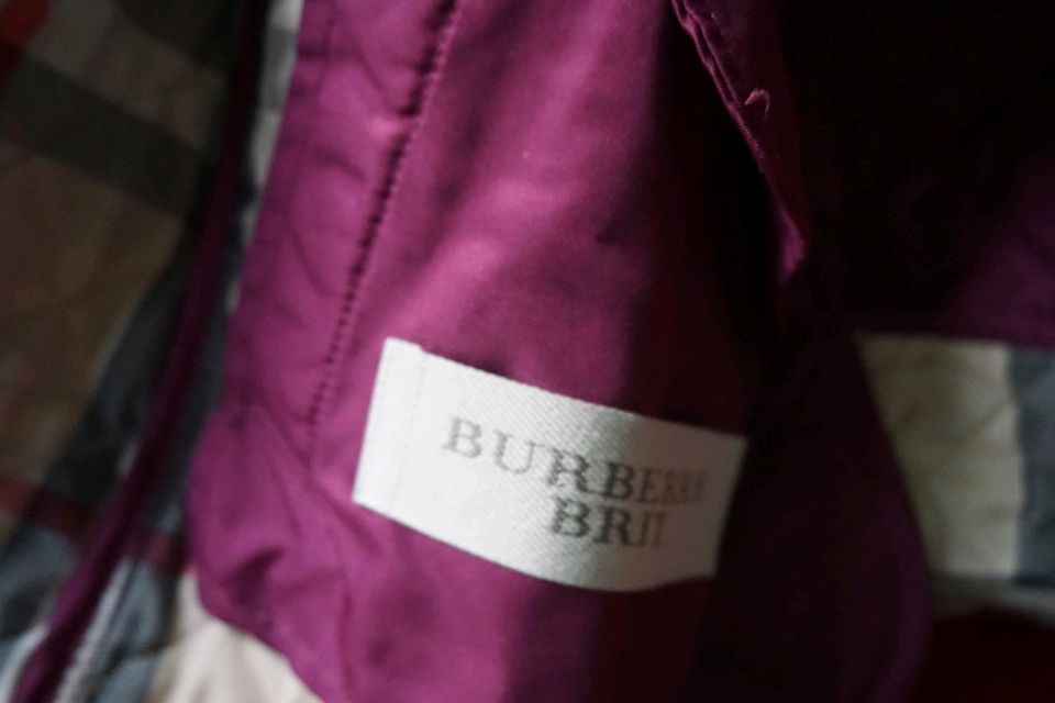 Burberry Brit Steppjacke modern rot Burgundy Designer Mantel in Hamburg