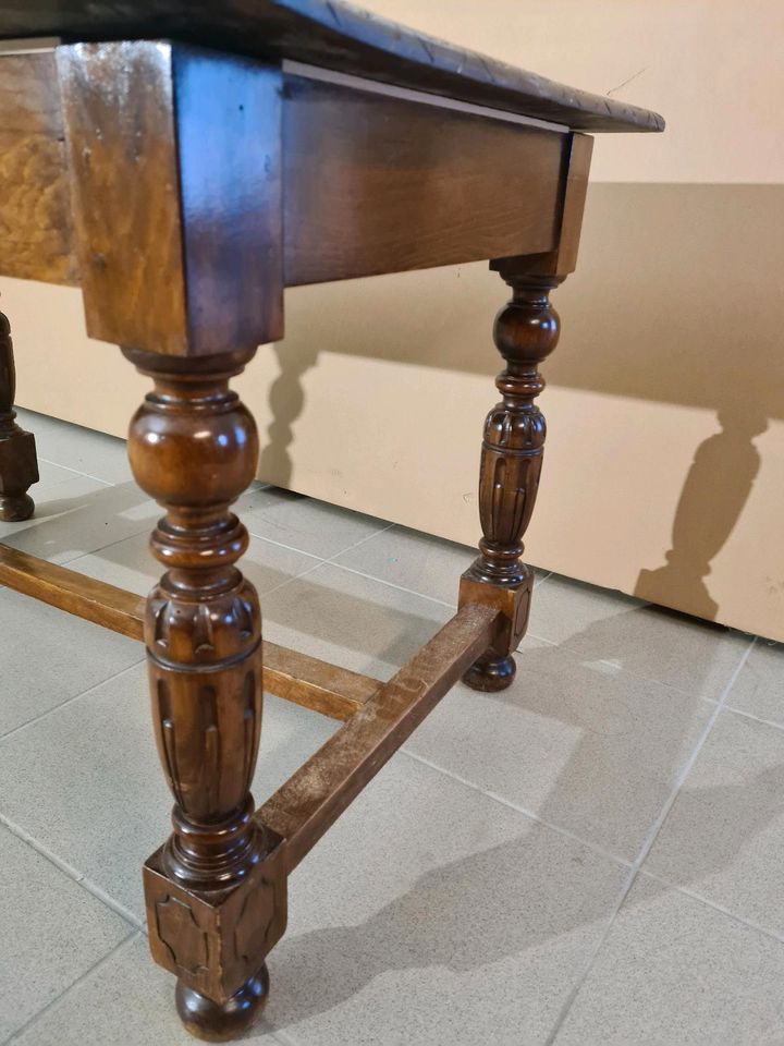 Holztisch massiv antik zum restaurieren in Mintraching