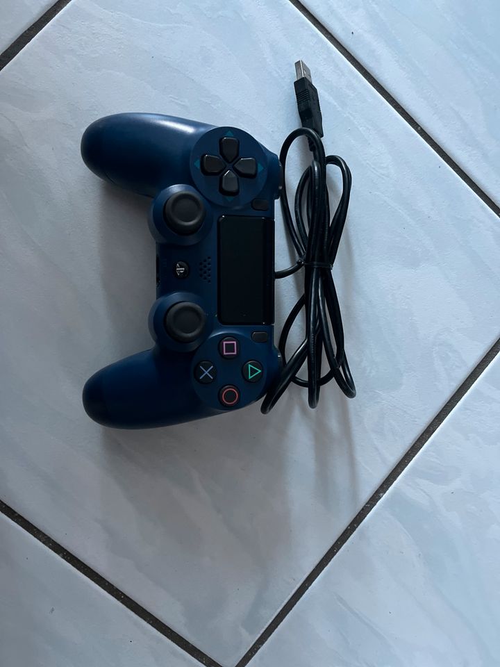 PlayStation PS 4 pro mit 2 Controller in Manching