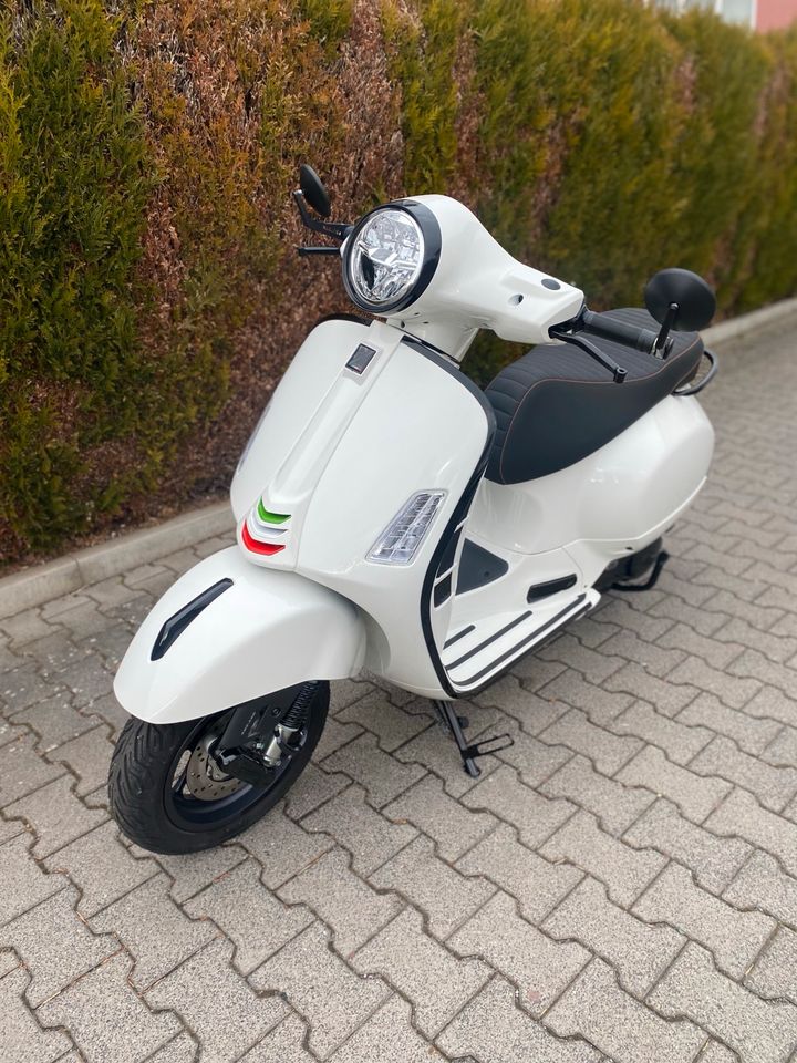 Vespa 125 GTS SuperSport weiss RST mit Umbau von TWM in Eschborn