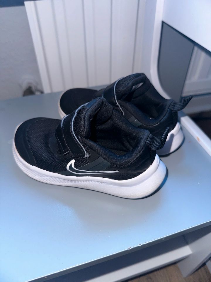 Nike Kinder Schuhe Größe 23,5 *top* schwarz in Moers