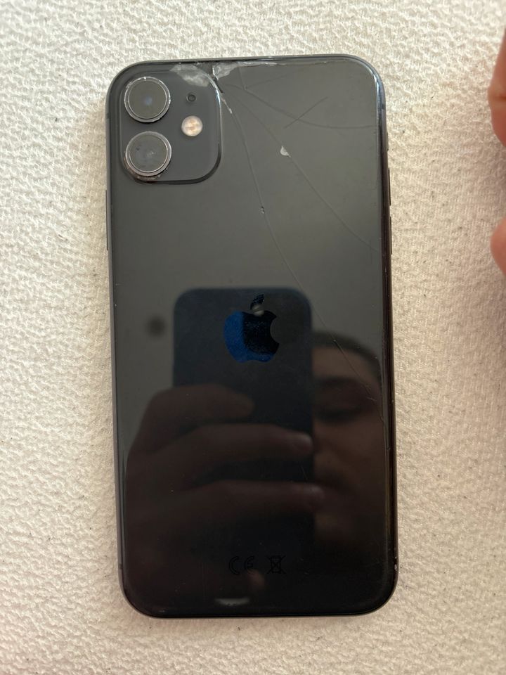 iPhone 11 mit kleine Schäden 128gb in Königslutter am Elm