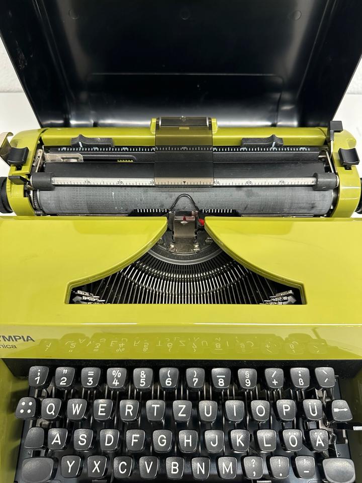 Schreibmaschine Olympia Monica grün, Kofferschreibmaschine in Aham
