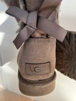 UGG Schuhe grau 38  bailey bow München - Milbertshofen - Am Hart Vorschau