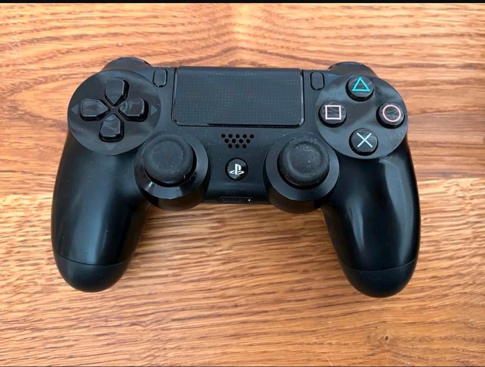 PS4 Pro + Controller und Spiele in Leipzig