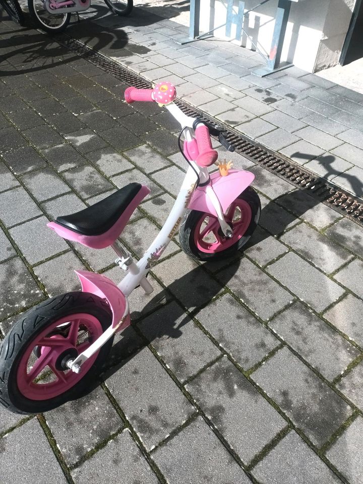 Laufrad in rosa. in Lauda-Königshofen