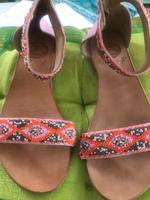 süße Sandalen mit hochwertiger Perlenstickerei Nordrhein-Westfalen - Krefeld Vorschau