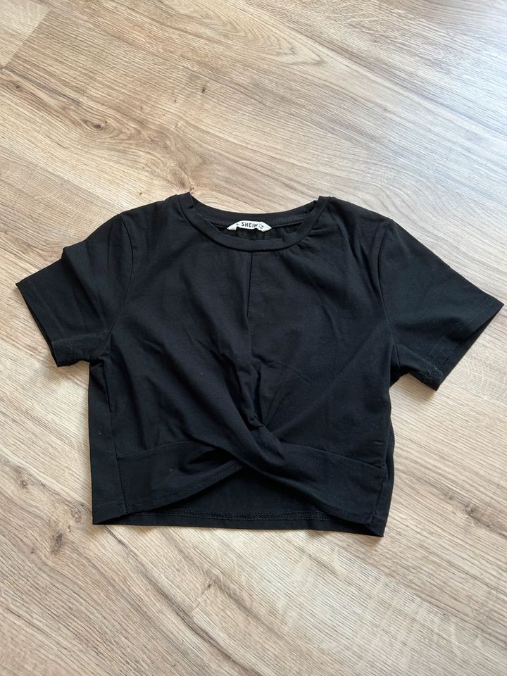 Shein cropped T-Shirt, vorne überkreuzt, Gr. 140 schwarz in Oppenau