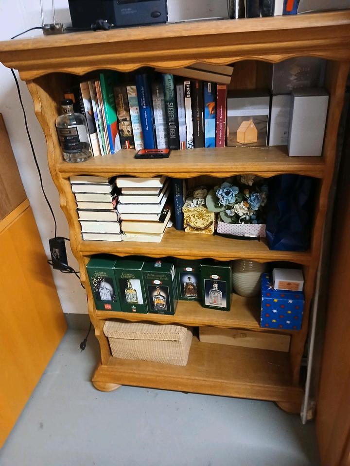 Verkaufe Bücherregal Eiche massiv, gelaugt im besten Zustand in Gelsenkirchen