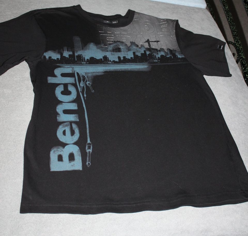 Herren-Kurzarmshirt „Bench“ (Gr. L) in Bous