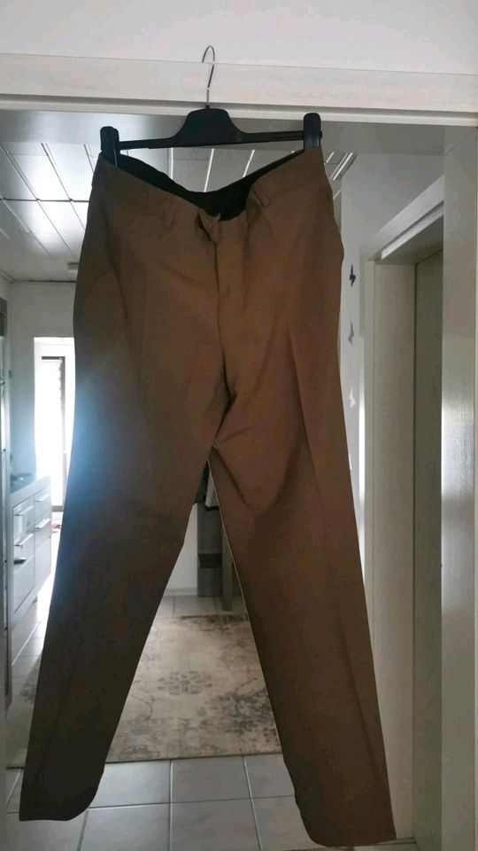 Jacket mit Hose, Krawatte und Gürtel in Pfullingen
