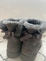UGG Mini Bailey Bow Boots mit Schleife in grau Hemelingen - Mahndorf Vorschau