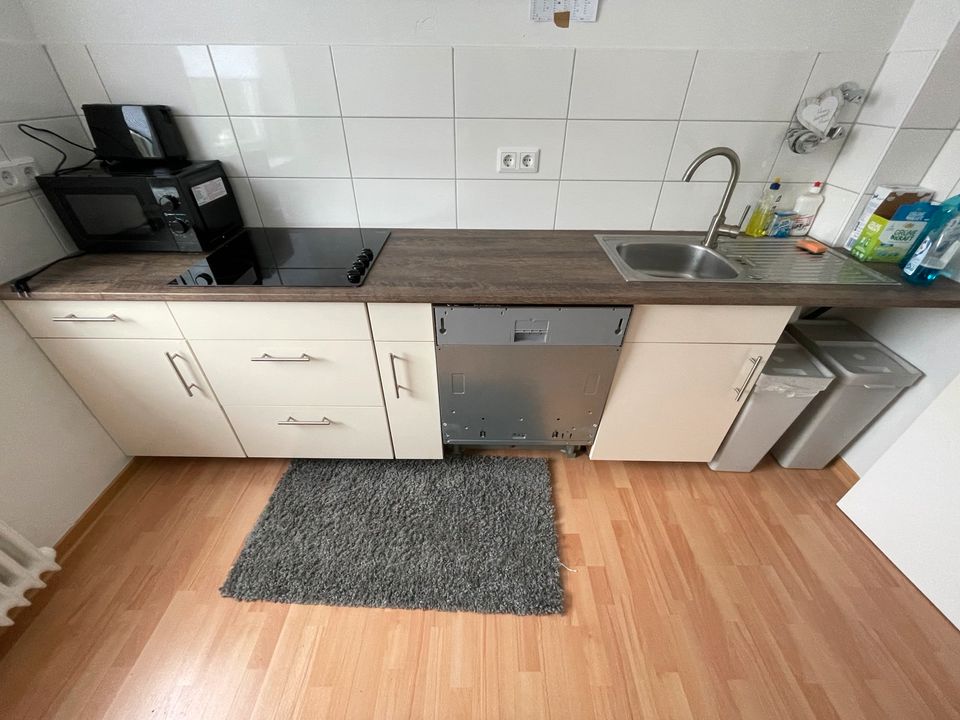 Küche mit Spülmaschine, Ceranfeld, Backofen & Kühlschrank in Georgsmarienhütte