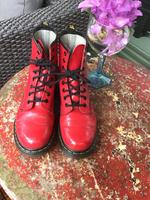 Dr. Martens in Lackleder rot Köln - Porz Vorschau