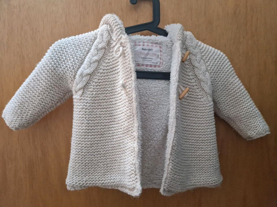 Strickjacke zara gr. 86 in Lollar