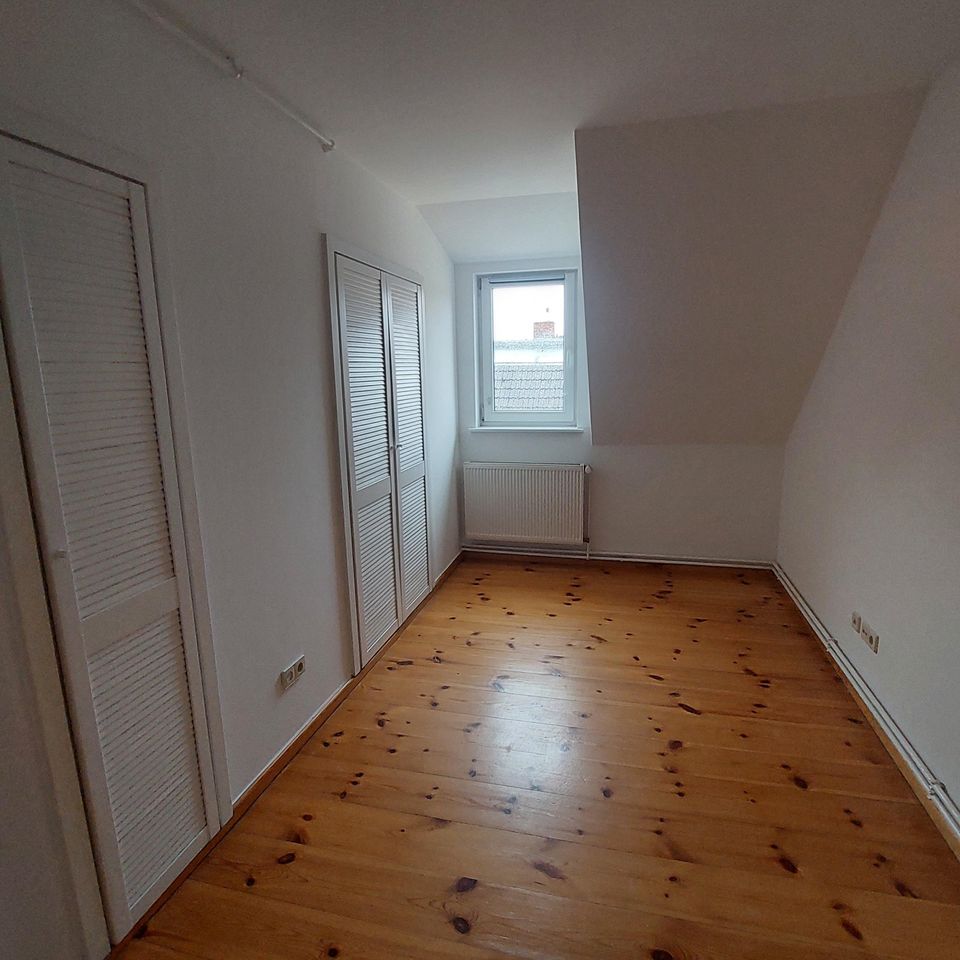 Schöne Dachgeschoss-Wohnung inkl. EBK! in Berlin