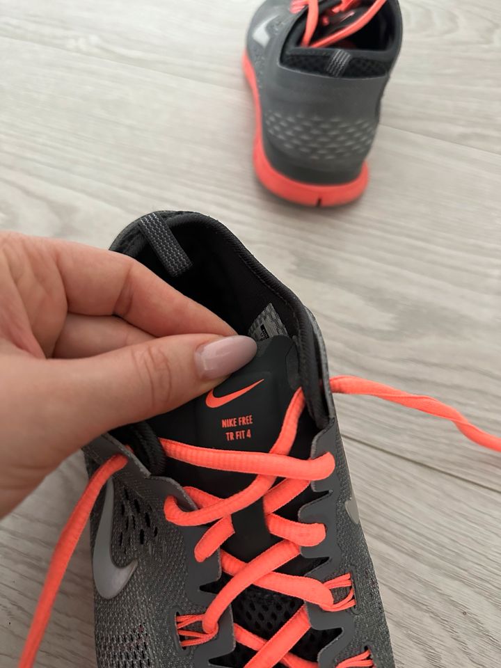 Nike Free TR Fit 4 Sportschuhe Damen Gr. 39 in Lüdenscheid