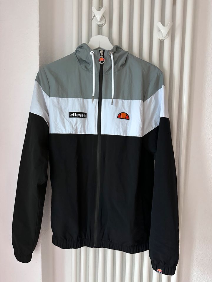 ELLESSE Trainingsjacke Gr. S, top, wie neu! in Datteln