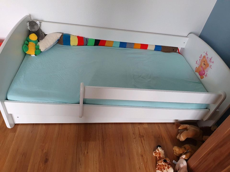 Kinderbett 160x 80 cm mit Bettschublade und Rausfallschutz in Kehl
