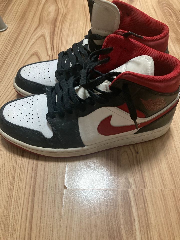 Jordan 1 Mid gym red in München