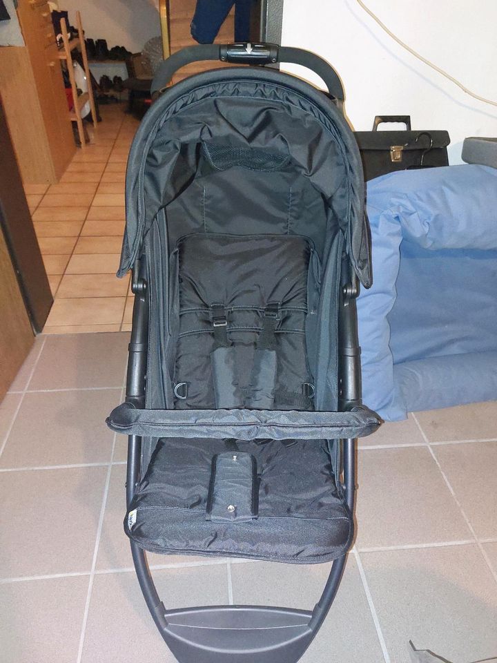 Kinderwagen mit Schlafsack in Schwendi