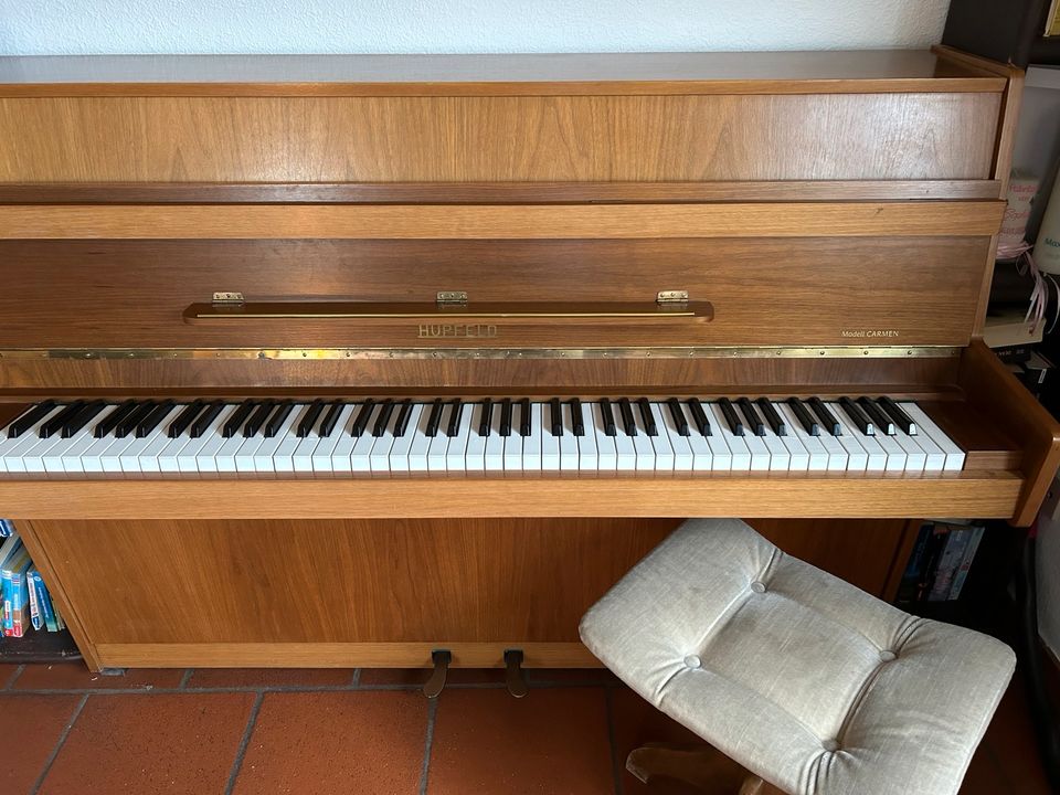 Klavier mit Stuhl in Butzbach