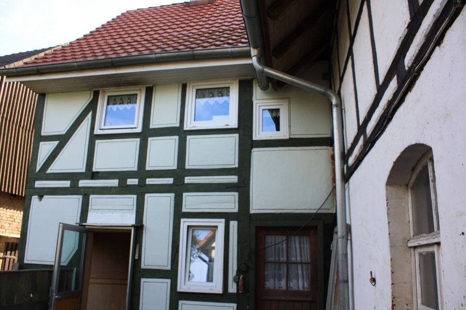 Mögliche Monatsrate 362,92 € *!Nostalgisches Fachwerkhaus in Staufenberg-Landwehrhagen – kein Denkmalschutz – 1464 m² Grundstück!* in Staufenberg