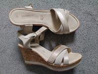 Damensandalette Marco Tozzi Gr. 37 in beige mit Keilabsatz Nordrhein-Westfalen - Troisdorf Vorschau