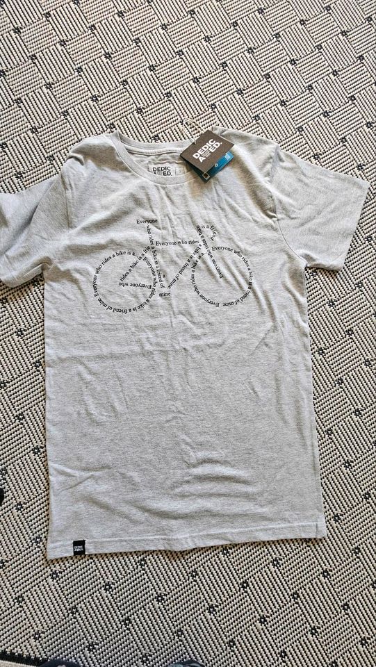 Jungen T-shirt gr S 17 € inklusive Versand in Brunsbuettel