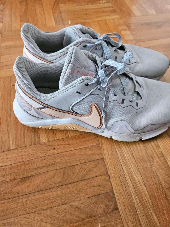 Nike Sneakers Gr. 40 in Keltern