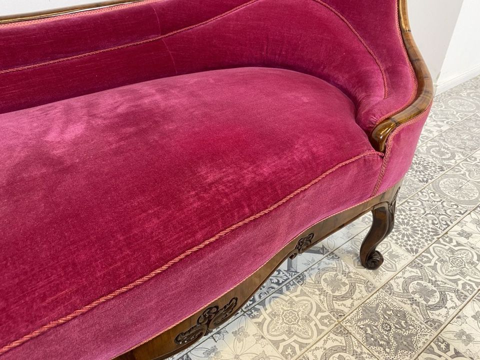 WMK Wunderschöne, gemütliche & gut erhaltene nordische antike Chaiselongue mit edlem Samtbezug & reichverziertem Holzrahmen # Liege Sofa Couch Sessel Bank Sitzbank loveseat Chippendale Barock Vintage in Berlin