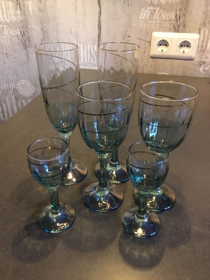 Gläser Set rosa blau gelb für 6 Personen Sekt Wein Schnaps Glas in Meuselwitz