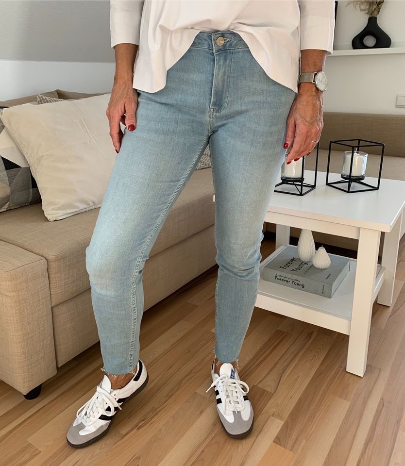 Reiko Skinny Jeans „Lily“ mit Elastan Größe 28 in hellblau in Hettstadt