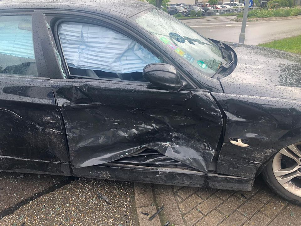 BMW 320d Limousine Unfallwagen Totalschaden in Bahlingen