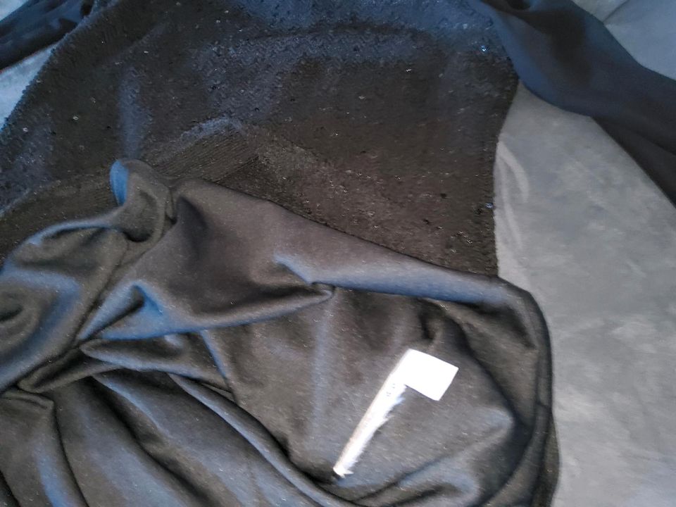 Kleid schwarz mit Pailletten Gr.40..gefüttert, neuwertig in Merzig