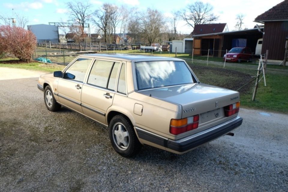 Volvo 760 goldmetallic H-Kennzeichen in Augsburg